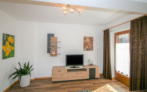Hippach 170: Propriété, Cadre, Table, Canapé, Confort, Pot De Fleur, Bois, Plante D'Appartement, Salon, Éclairage