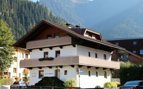 Mayrhofen 300: Plante, Ciel, Montagne, Bâtiment, Fenêtre, Maison, Arbre, Véhicule