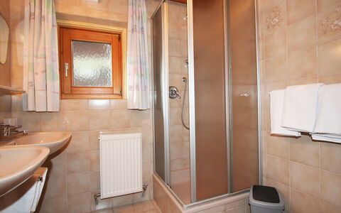 Mayrhofen 300: Pièce, Salle De Bains, Propriété, Luminaire Plomberie, Sol, Bâtiment, Tuile, Design Intérieur, Architecture, Marbre