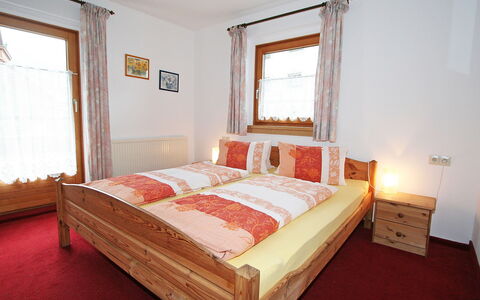 Mayrhofen 300: Chambre, Lit, Meubles, Pièce, Propriété, Drap De Lit, Matelas, Cadre De Lit, Sol, Literie