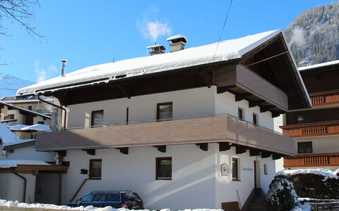 Mayrhofen 300: Maison, Propriété, Neige, Architecture, L'Hiver, Bâtiment, Domicile, Toit, Immobilier, Ciel