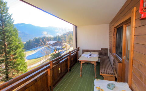 Karwendel: Bâtiment, Propriété, Ciel, Bois, Arbre, Fenêtre, Porte, Table, Design Intérieur, Plante