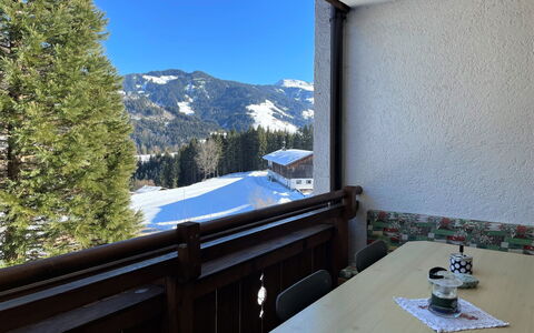 Karwendel: Table, Bâtiment, Ciel, Propriété, Meubles, Fenêtre, Montagne, Bleu Azur, Plante, Arbre