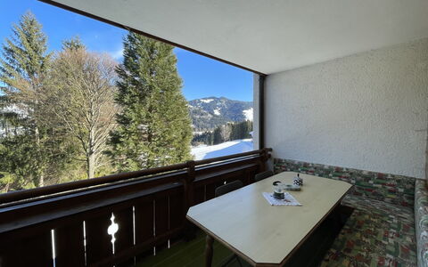 Karwendel: Bâtiment, Propriété, Table, Ciel, Fenêtre, Bois, Ombre, Maison, Arbre, Architecture