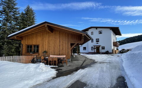 Karwendel: Ciel, Nuage, Bâtiment, Neige, Propriété, Fenêtre, Maison, Pente, Bois, Arbre