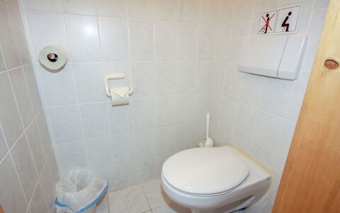 Fliegerklause: Siège De Toilette, Luminaire Plomberie, Toilette, Propriété, Lavabo, Bâtiment, Salle De Bains, Violet, Maison, Design Intérieur