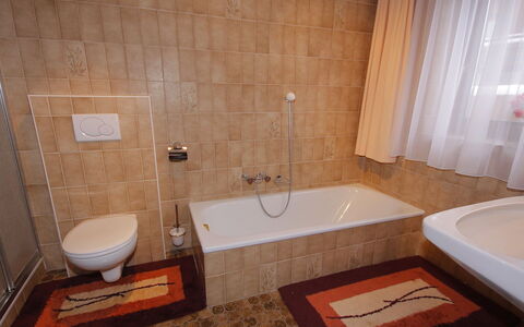 Peter: Salle De Bains, Propriété, Pièce, Sol, Tuile, Lavabo, Luminaire Plomberie, Toilette, Mur, Design Intérieur