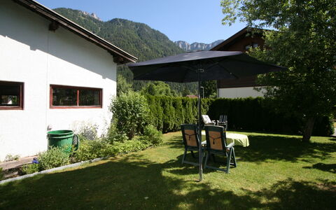 Peter: Plante, Ciel, Propriété, Bâtiment, Fenêtre, Arbre, Ombre, Lot Terre, Herbe, Maison