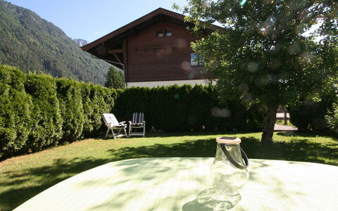 Peter: Plante, Propriété, Ciel, Bâtiment, Arbre, Paysage Naturel, Lot Terre, Ombre, Herbe, Chaise