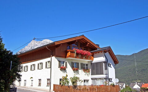 Gruber: Ciel, Plante, Propriété, Bâtiment, Fenêtre, Pente, Architecture, Maison, Immobilier, Toit