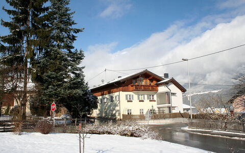Gruber: Nuage, Ciel, Bâtiment, Plante, Fenêtre, Neige, Maison, Pente, Arbre, Mélèze