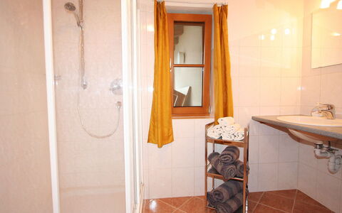 Gruber: Pièce, Propriété, Salle De Bains, Tuile, Maison, Immobilier, Bâtiment, Sol, Design Intérieur, Architecture
