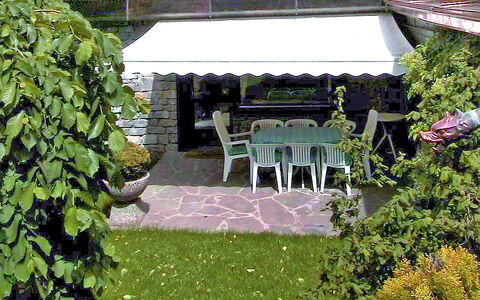 Casa Hubertus: Propriété, Bâtiment, Jardin, Botanique, Maison, Arbuste, Plante, Herbe, Arbre, Cour