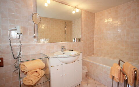 Casa Hubertus: Salle De Bains, Propriété, Pièce, Tuile, Design Intérieur, Bâtiment, Mur, Sol, Immobilier, Architecture