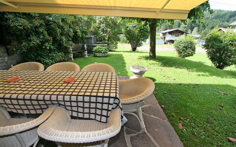 Casa Hubertus: Propriété, Maison, Herbe, Domicile, Meubles, Table, Immobilier, Chaise, Chalet, Pelouse