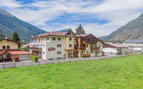 Längenfeld 100: Nuage, Ciel, Bâtiment, Montagne, Plante, Maison, Paysage Naturel, Arbre, Fenêtre, Lot Terre