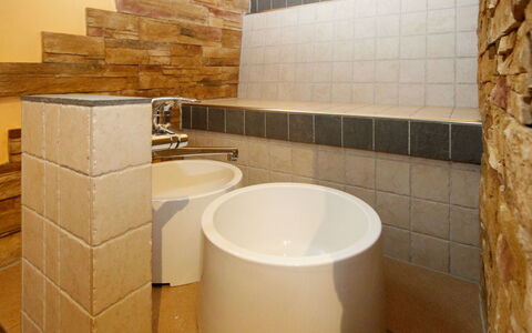 Längenfeld 100: Marron, Propriété, Bois, Design Intérieur, Sol, Architecture, Robinet, Sol, Salle De Bains