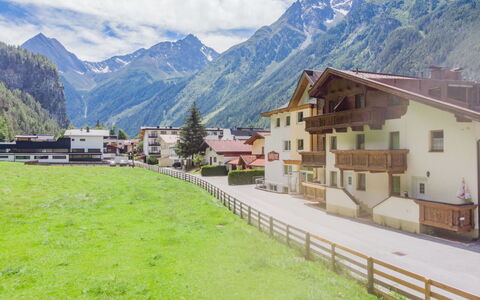 Längenfeld 100: Montagne, Ciel, Nuage, Bâtiment, Propriété, Écorégion, Fenêtre, Plante, La Nature, Paysage Naturel