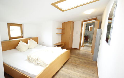 Längenfeld 100: Pièce, Propriété, Chambre, Meubles, Design Intérieur, Lit, Plafond, Maison, Bâtiment, Daylighting