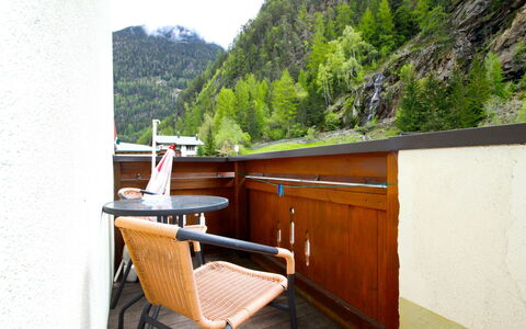 Längenfeld 100: Propriété, Pièce, Maison, Meubles, Bâtiment, Immobilier, Arbre, Balcon, Architecture, Vacances