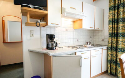 Falkner 100.13: Pièce, Propriété, Cuisine, Meubles, Cabinetry, Design Intérieur, Bâtiment, Comptoir, Maison, Jaune