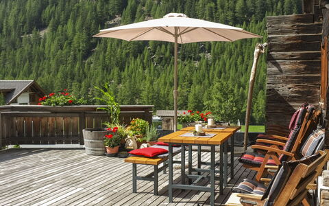 Sölden 200: Table, Meubles, Plante, Propriété, Pot De Fleur, Mobilier De Jardin, Ombre, Tableau De Plein Air, Bâtiment, Bois