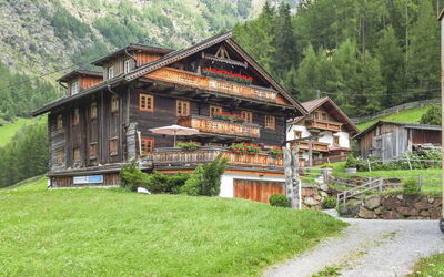 Sölden 200: Plante, Bâtiment, Montagne, Propriété, Fenêtre, Vert, Arbre, Paysage Naturel, Bois, Maison