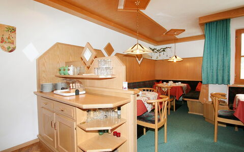 Alpengruss: Pièce, Propriété, Meubles, Plafond, Design Intérieur, Bâtiment, Maison, Table, Sol, Immobilier