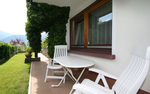 Pesjak: Propriété, Maison, Pièce, Meubles, Bâtiment, Immobilier, Table, Design Intérieur, Chaise, Herbe