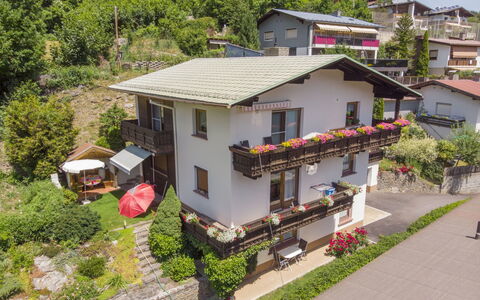 Pesjak: Plante, Bâtiment, Fenêtre, Arbre, Maison, Lot Terre, Design Urbain, Loisir, Chalet, Toit
