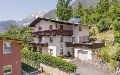 Pesjak: Plante, Bâtiment, Ciel, Propriété, Montagne, Fenêtre, Arbre, Maison, Lot Terre, Design Urbain