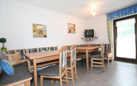 Haslwanter: Pièce, Propriété, Bâtiment, Meubles, Immobilier, Table, Maison, Design Intérieur, Sol, Salle De Classe