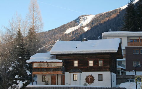 Elis: Ciel, Bâtiment, Neige, Propriété, Fenêtre, Montagne, Maison, Plante, Arbre, Pente