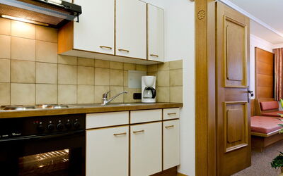 Zangerle 100.4: Comptoir, Cabinetry, Pièce, Meubles, Propriété, Cuisine, Design Intérieur, Bâtiment, Sol, Maison