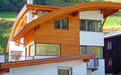 Höferau: Fenêtre, Propriété, Bâtiment, Vert, Bois, Chalet, Plante, Siding, Toit, Ombre