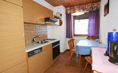 Ischgl 150: Pièce, Propriété, Bâtiment, Meubles, Maison, Cuisine, Design Intérieur, Sol, Immobilier, Cabinetry