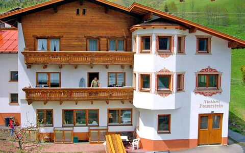 Werner: Bâtiment, Propriété, Fenêtre, Véhicule, Plante, Roue, Architecture, Maison