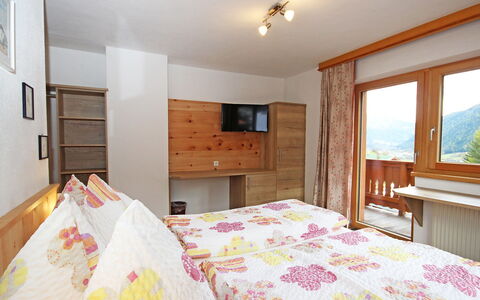 Werner: Chambre, Lit, Pièce, Meubles, Drap De Lit, Propriété, Cadre De Lit, Literie, Sol, Design Intérieur