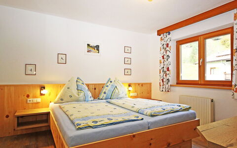 Werner: Chambre, Lit, Meubles, Pièce, Propriété, Drap De Lit, Cadre De Lit, Design Intérieur, Sol, Matelas