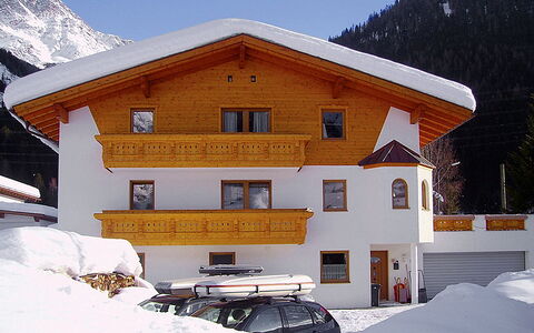 Stark: Neige, Ciel, Propriété, Montagne, Bâtiment, Fenêtre, Roue, Arbre, Maison