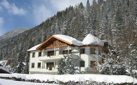 Pettneu am Arlberg 250: Ciel, Nuage, Neige, Bâtiment, Fenêtre, Plante, Montagne, Maison, Pente, Arbre