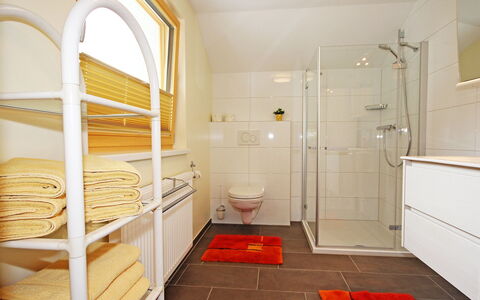 Josefine: Pièce, Propriété, Design Intérieur, Jaune, Sol, Salle De Bains, Architecture, Bâtiment, Plafond, Meubles