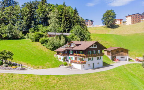 Schruns 25: Ciel, Plante, Bâtiment, Paysage Naturel, Arbre, Fenêtre, Lot Terre, Nuage, Chalet, Design Urbain