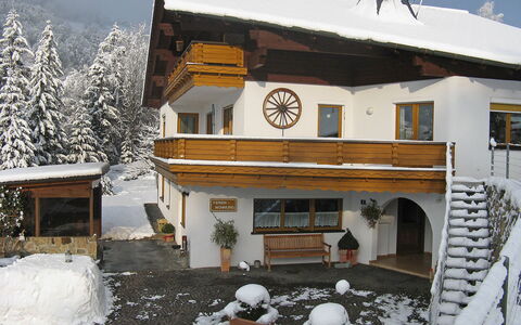 Trummer: Neige, Bâtiment, Ciel, Propriété, Fenêtre, Blanc, Maison, Chalet, Gelé, Pente