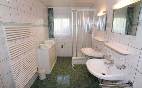 Trummer: Salle De Bains, Propriété, Pièce, Luminaire Plomberie, Toilette, Design Intérieur, Tuile, Immobilier, Bâtiment, Architecture