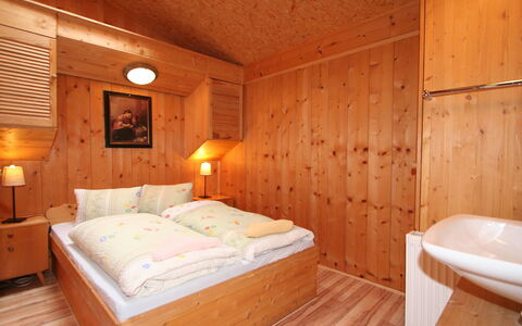 Sankt Gallenkirch 150: Pièce, Lit, Chambre, Meubles, Bâtiment, Design Intérieur, Tache De Bois, Cabine, Confort, Matelas