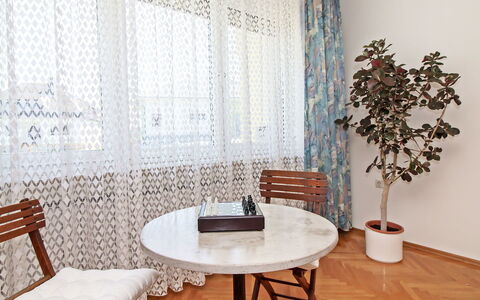 Pannonia: Rideau, Design Intérieur, Pièce, Traitement De Fenetre, Propriété, Meubles, Couvre-Fenêtres, Mur, Sol, Table