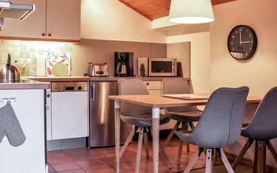 Christine 120.3: Pièce, Meubles, Propriété, Comptoir, Design Intérieur, Cuisine, Bâtiment, Table, Salle À Manger, Cabinetry