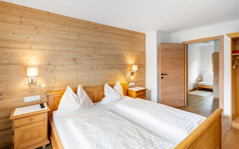 Bergerlodge: Meubles, Bâtiment, Propriété, Confort, Cabinetry, Bois, Cadre De Lit, Design Intérieur, Orange, Éclairage