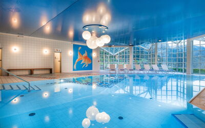 Grundlsee 200: L'Eau, Ciel, Bâtiment, Piscine, Monde, Bleu Azur, Éclairage, Architecture, Nuage, Loisir
